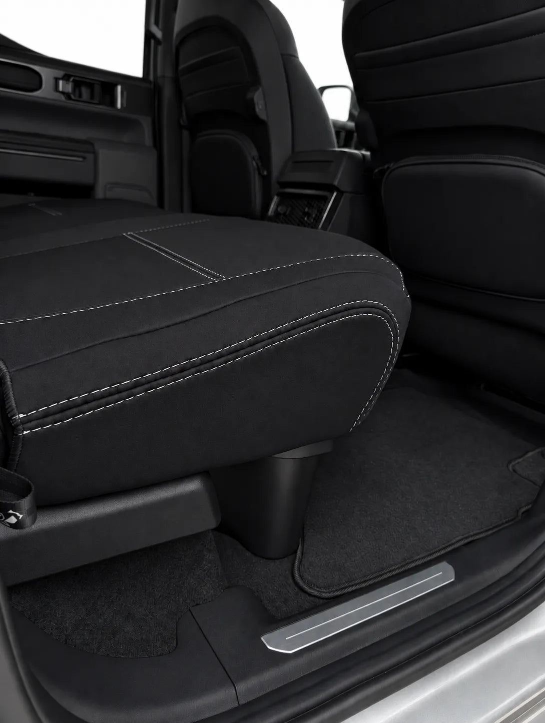 MG U9 Explore neoprene car seat covers view of second row cushion